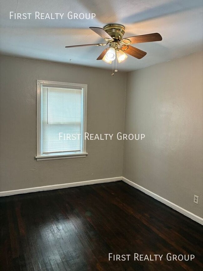 Photo - 207 Ashwood Ave