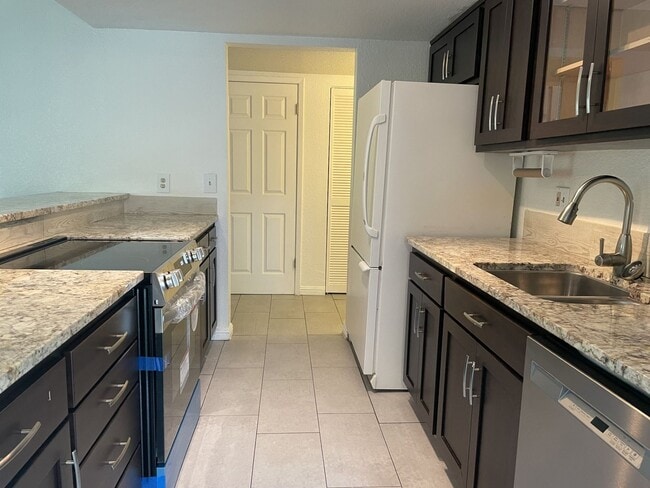 Building Photo - 2 Bedroom View Condo of Truckee River!