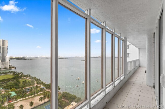 Building Photo - 1717 N Bayshore Dr Unit 3040