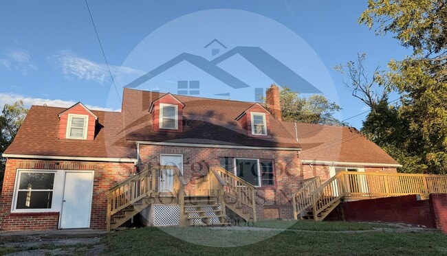 Building Photo - Large Home with In Law Suite