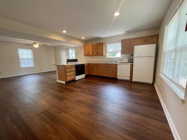 Photo - 230 E 20th St