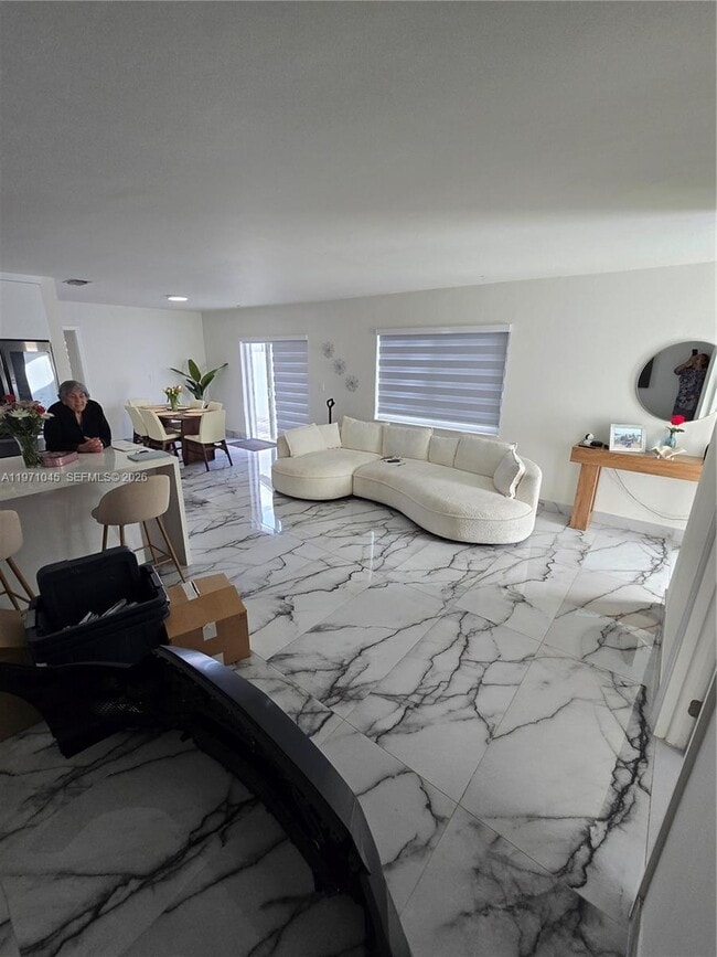 Photo - 869 W 37th St