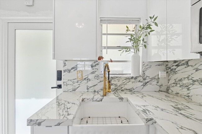 Building Photo - 851 Meridian Ave Unit 33