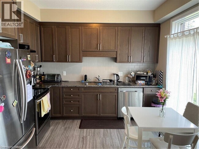 Photo - 449 Avens St