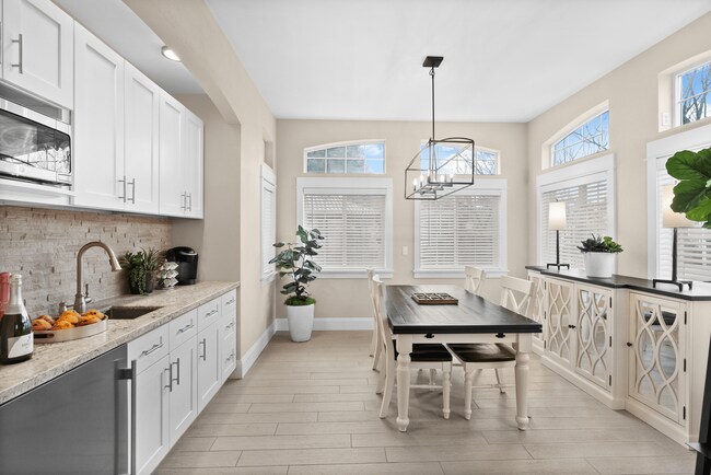 Cocina de la casa club - Garden Villa Apartments