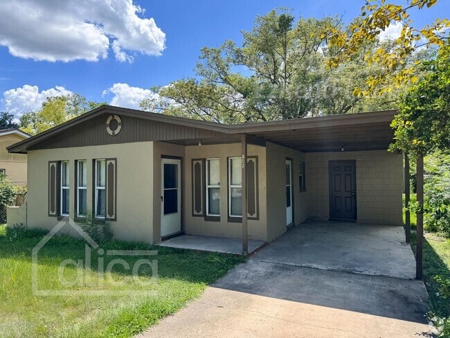 Building Photo - Stylishly Renovated 4-Bedroom Home Near Hi...