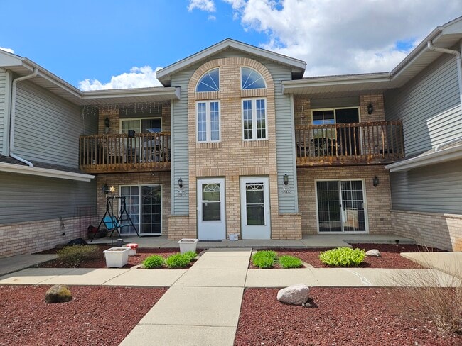 Building Photo - W196S8322 Providence Way Unit W196S8322