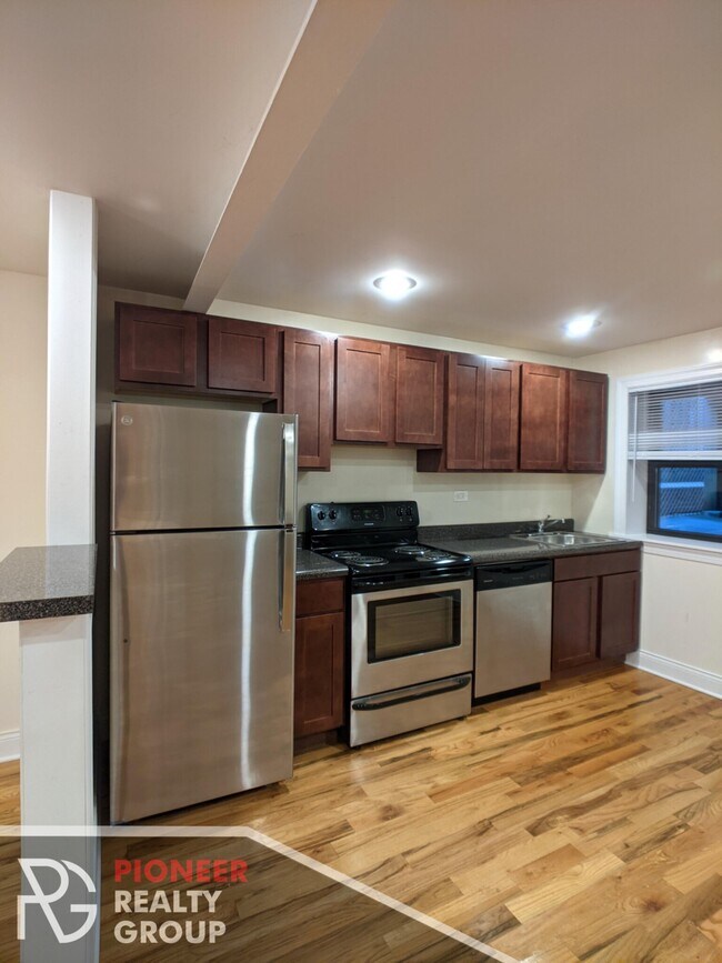 Photo - 1129 W Oakdale Ave Unit 1