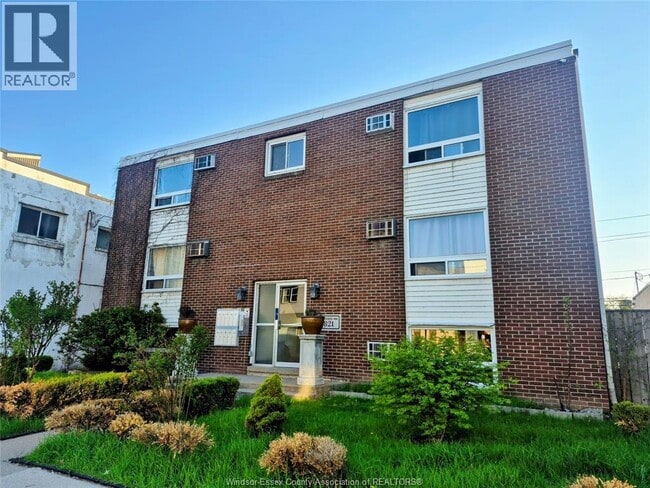 Photo - 821 Pillette Rd