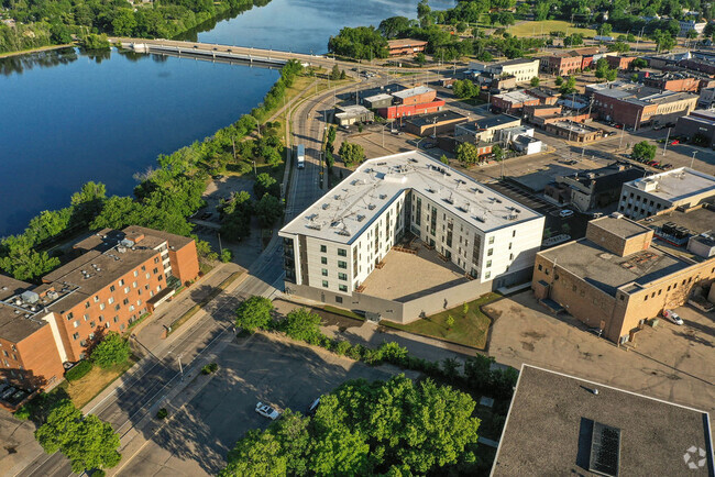 Exterior South - Berkshire Stevens Point - Seniors (55+) Rental