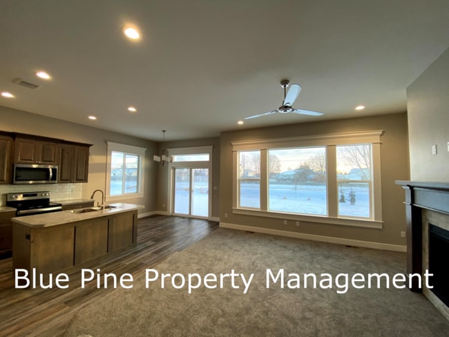 Photo - 1000 Sloane Way