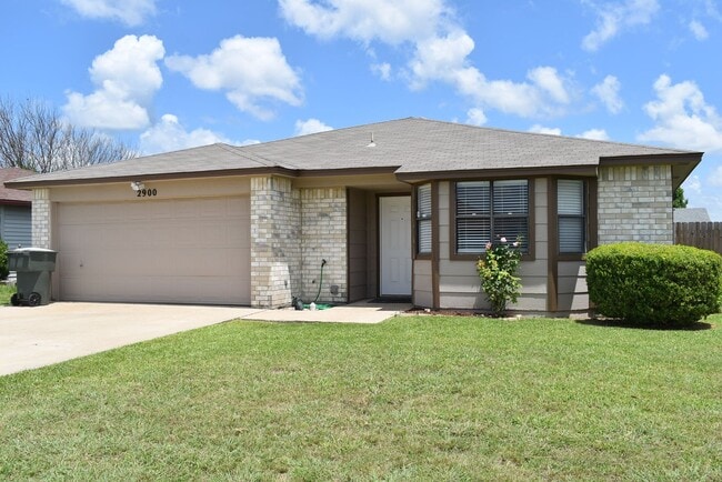 Building Photo - Cute Home - 3 Bedroom, 2 bath with No carpet