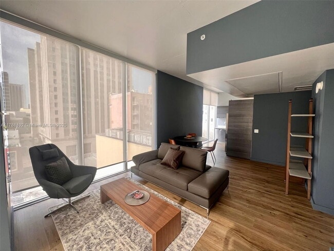 Building Photo - 151 SE 1st St Unit 810