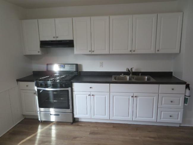 Photo - 107 Manitoba Ave W Unit 2 Bedrooms of  2