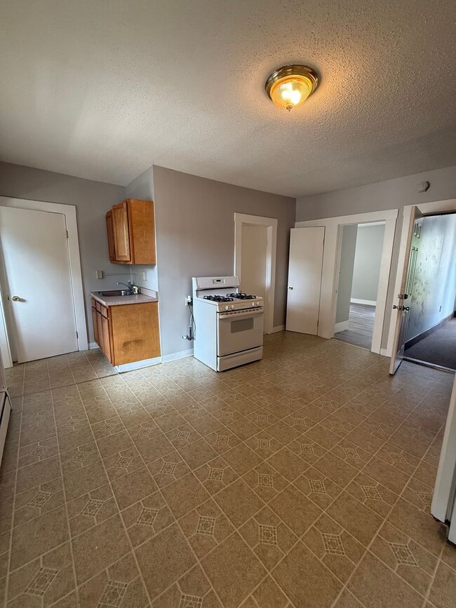 Building Photo - 207-209 Glen Street Unit 2N Rental