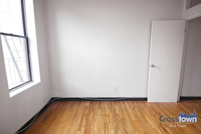 Photo - 344 E 9th St