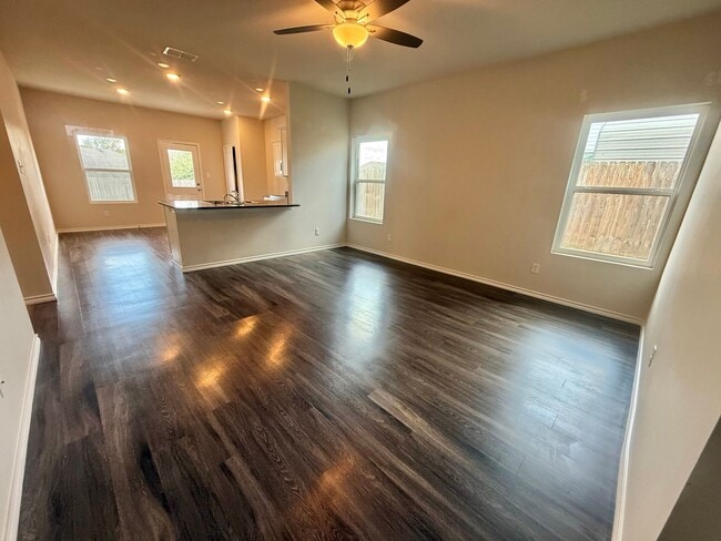 Photo - 110 S Rainbow Dr