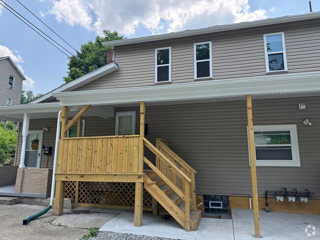 Building Photo - Center Avenue Triplex Unit 2 Rental