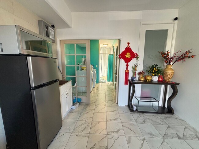 Photo - 931 University Ave