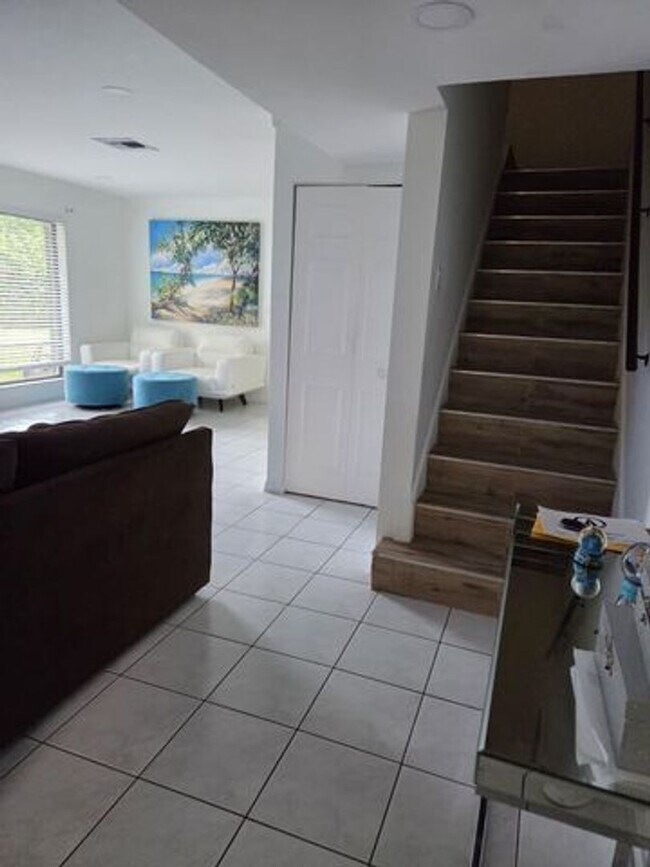 810 Sandtree Dr