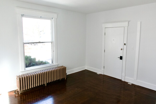 Room 1 - 307 W Illinois St Unit 2