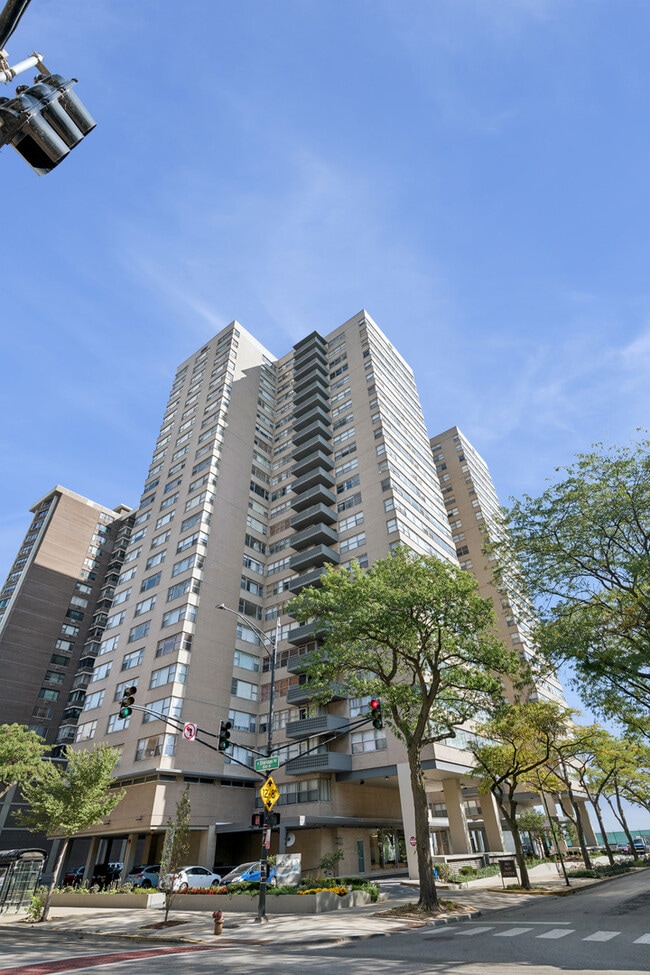 Building Photo - 6301 N Sheridan Rd Unit 14E