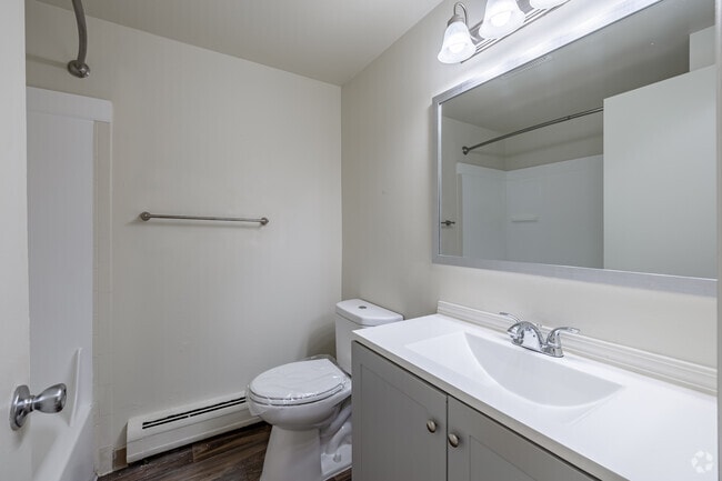 2BR, 1BA - 830SF - Bathroom