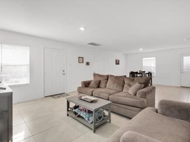 Photo - 208 Rubylace Dr