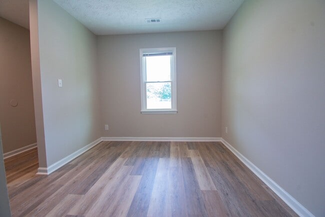 Photo - 621 Winthrop Ct