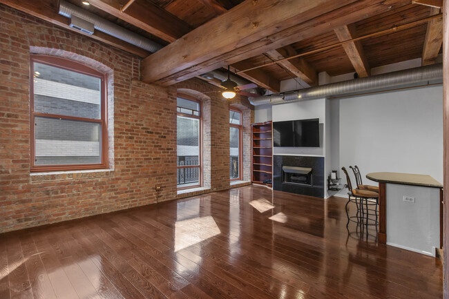 Photo - 360 W Illinois St Condominio