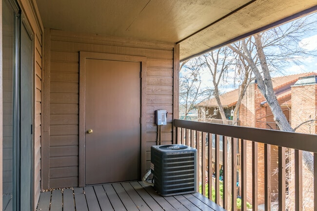 1BR, 1BA - 925SF