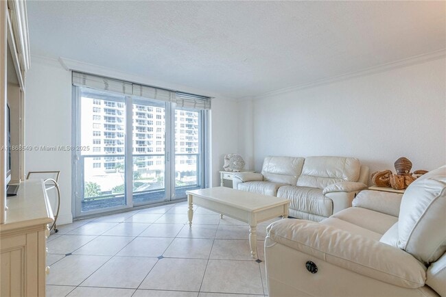 Photo - 5701 Collins Ave Unidad 405