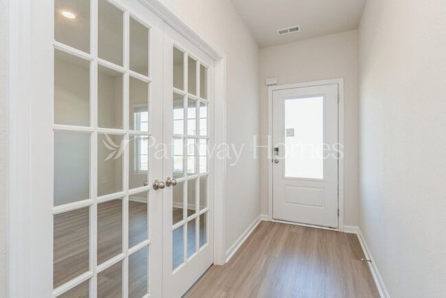 Photo - 102 N Sina St