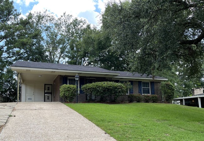 Building Photo - Sweet & Stylish 3 Bedroom 1.5 bath Rental