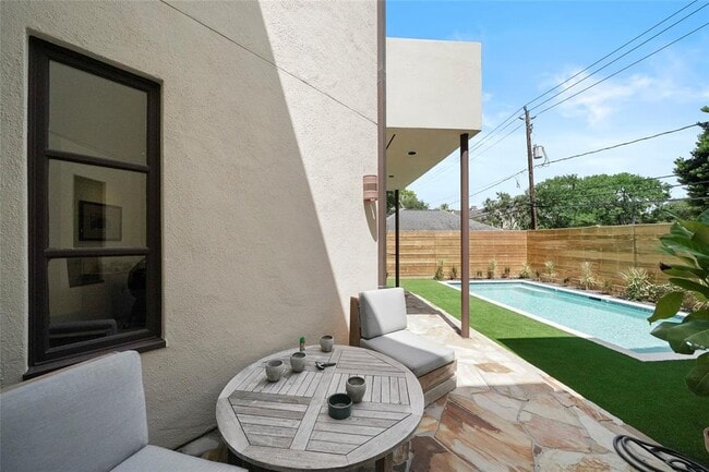 Photo - 2225 Bolsover St