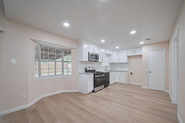Building Photo - 1612 Sleepy Hollow Dr Rental