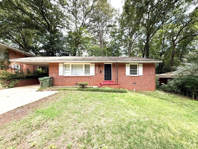 Building Photo - ** 3 bedroom 1 bath located in Forest Hill... Rental