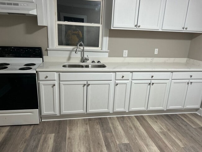 Photo - 512 Macon St S