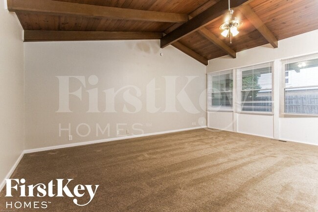 Photo - 4913 Victoria Rd