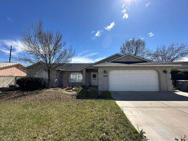 Building Photo - Charming 3 Bed, 2 Bath St. George Rental with 1417 Sq Ft - Don't Miss Out!