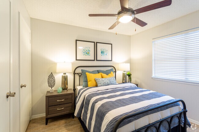 2BR, 2BA - 850SF