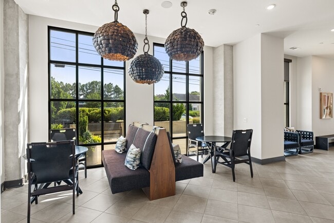 Leasing Lounge