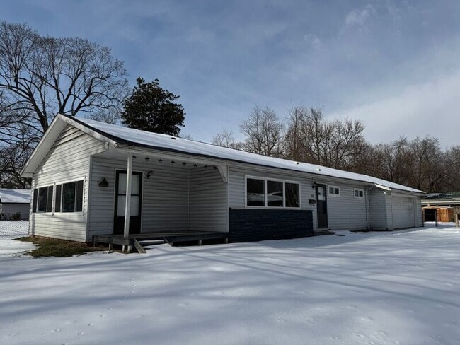 Building Photo - 555 S Airwood Ave