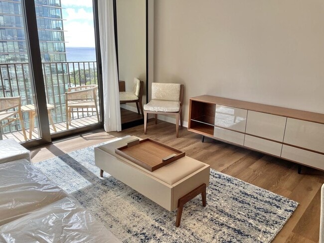 Photo - 987 Queen St