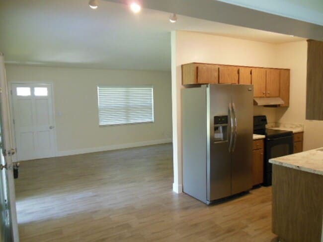 Photo - 404 Oakhurst St