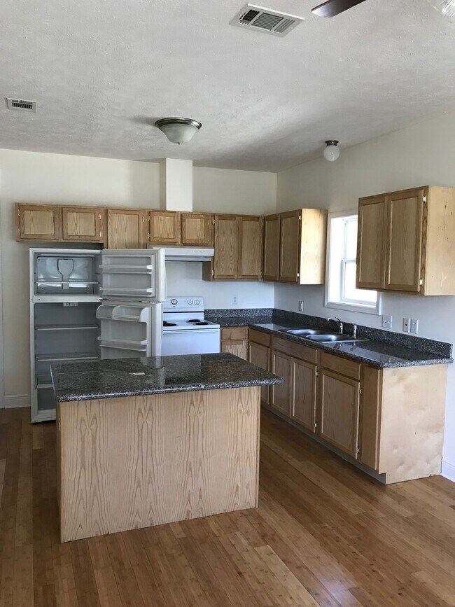 Photo - 320 St Francis St