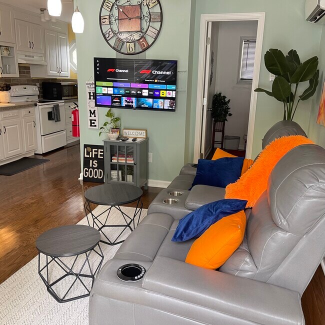 Experience luxury and entertainment in our exquisite living space with a state-of-the-art Roku-equip - 2171 Weatherstone Cir SE Apartamentos Unidad Johns