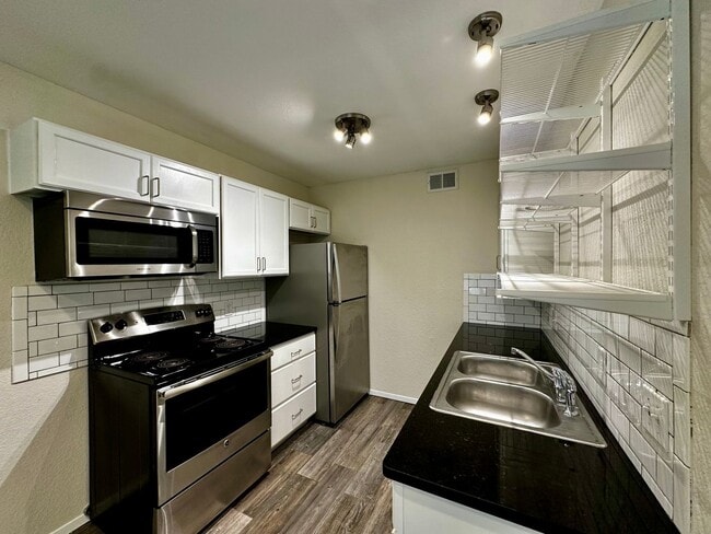 Building Photo - Casablanca Phase I Unit 103 Rental
