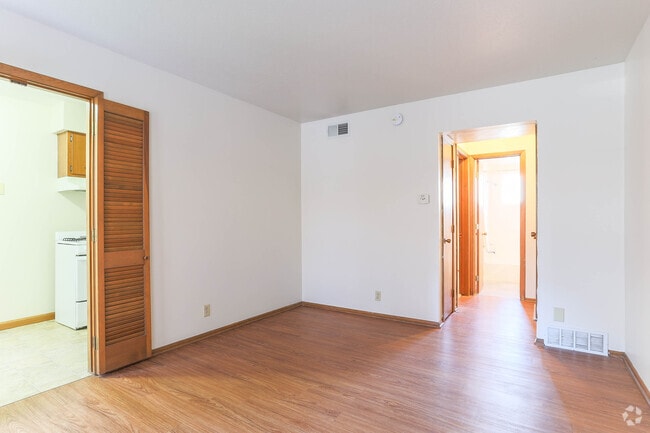 1BR, 2BA - 520SF