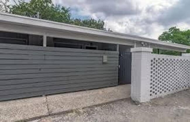 Building Photo - 1200 Mariposa Dr Unit 2